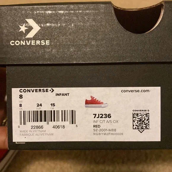 BRAND NEW Kids Converse - Picture 5 of 5